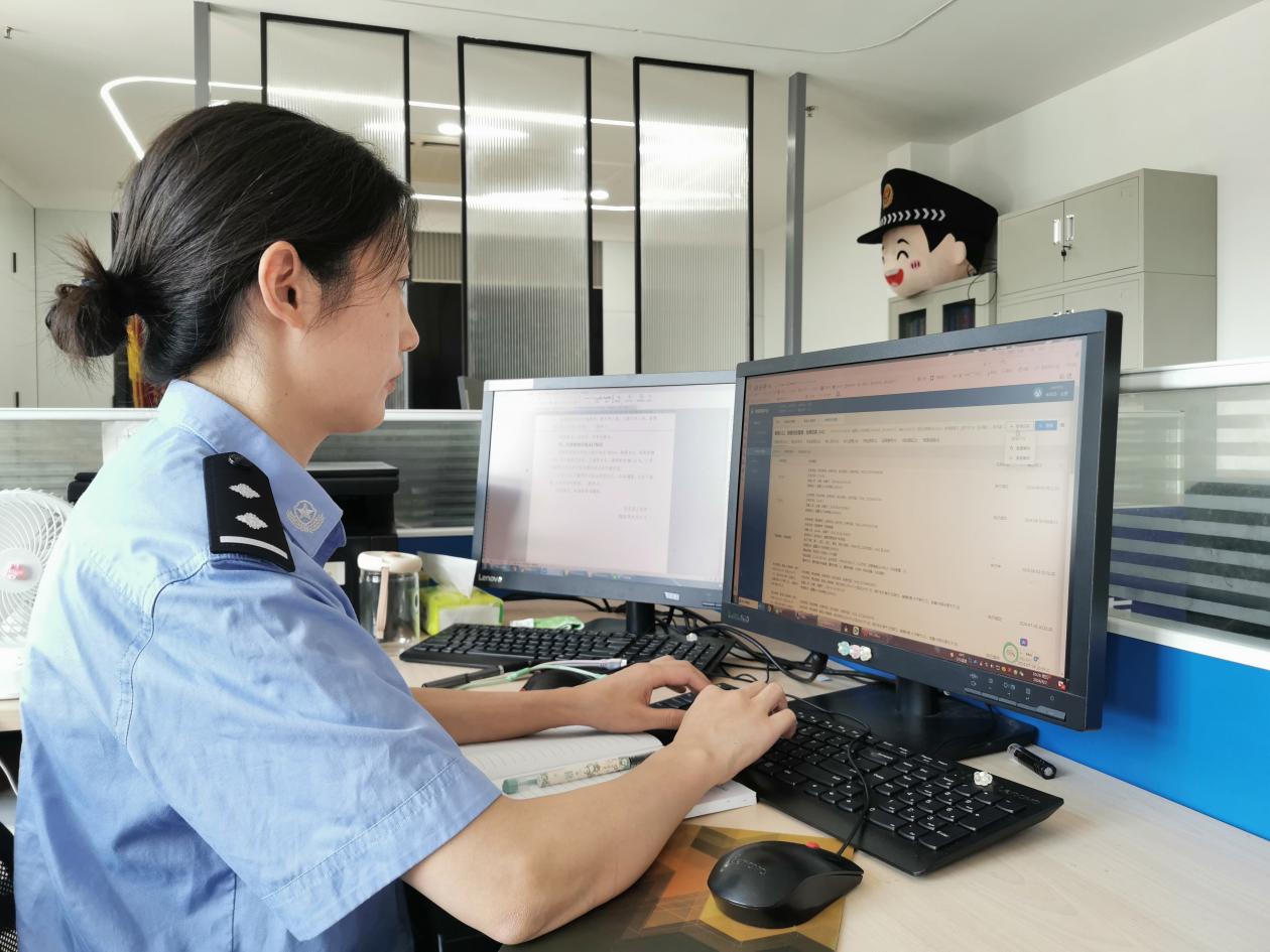 民意感知中心工作人员正在梳理智能语音呼叫平台信息