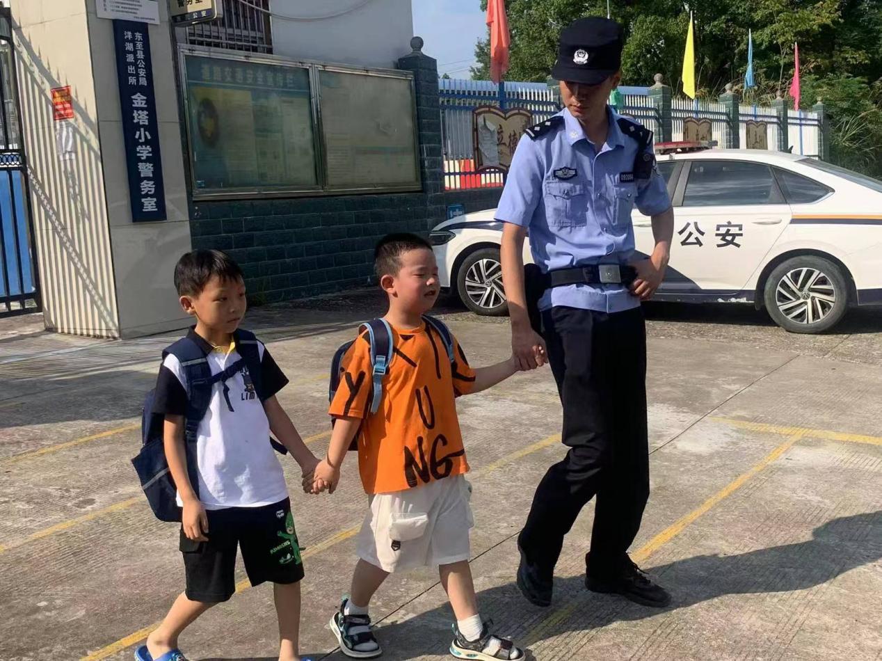 金塔小学,上放学路上有民警执勤巡逻