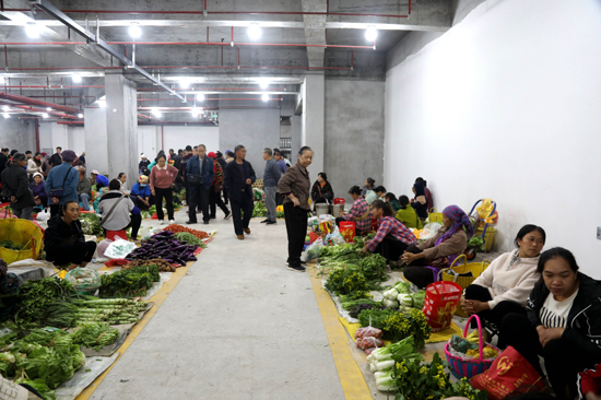 摊位整齐有序地摆放着自家产的农产品。